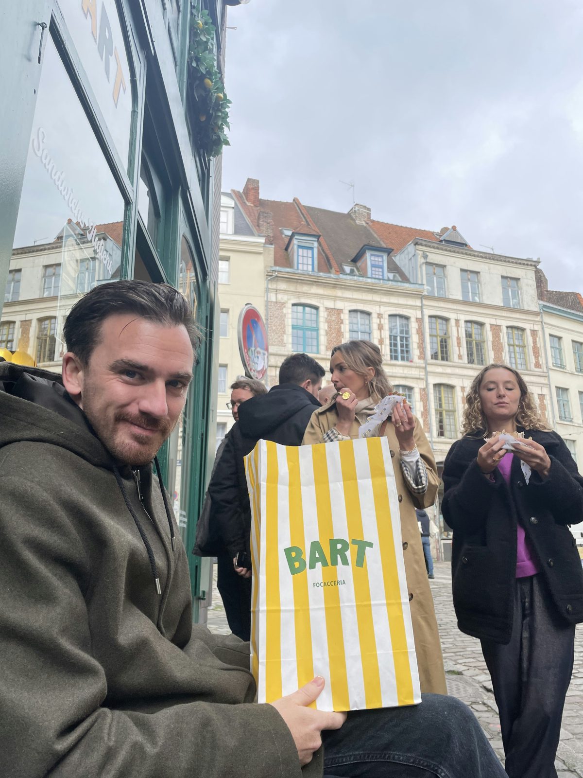 découvrez les meilleurs bars de rencontre à lille, où vous pourrez échanger, socialiser et créer des liens dans une ambiance conviviale et chaleureuse. que vous soyez à la recherche de nouvelles amitiés ou d'une connexion amoureuse, les bars de lille vous accueillent pour des soirées inoubliables.